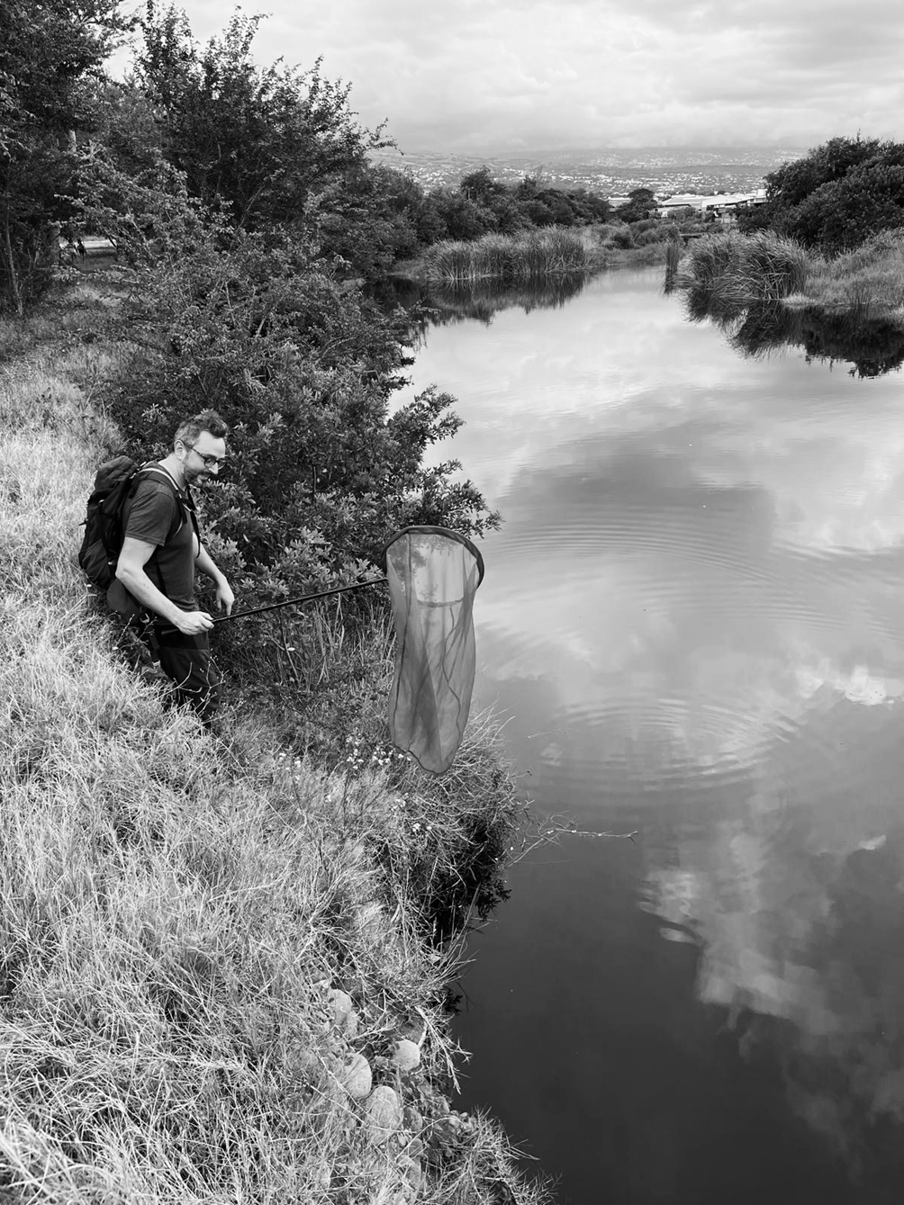 Looking for dragonflies in La Réunion (Photo: Laurent Toussaint)